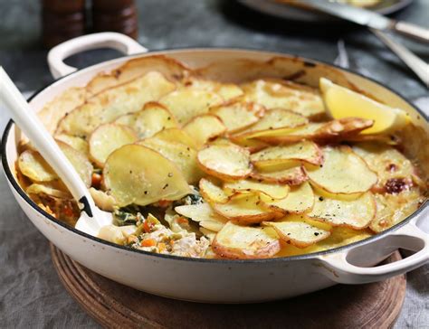 fish potato pie|Potato topped creamy fish pie .